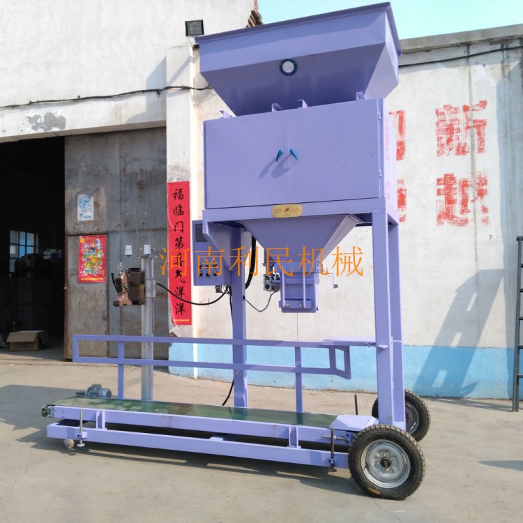 河南修武縣利民機(jī)械有限公司生產(chǎn)化工包裝秤，顆粒包裝秤，化工顆粒包裝秤，化工包裝稱，化工定量稱，化工自動(dòng)包裝秤0391-7711188